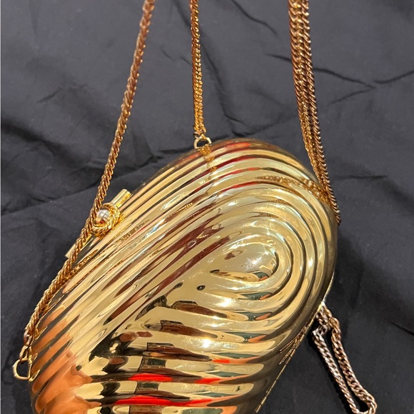 Shimmering Vintage-  Shell Clutch with Chain Strap - Picture 2 of 16